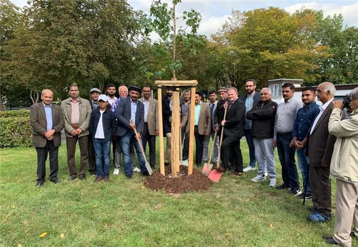 Zusammen mit dem Neuwieder Oberbürgermeister Jan Einig wurde ein Amberbaum gepflanzt.Foto: privat