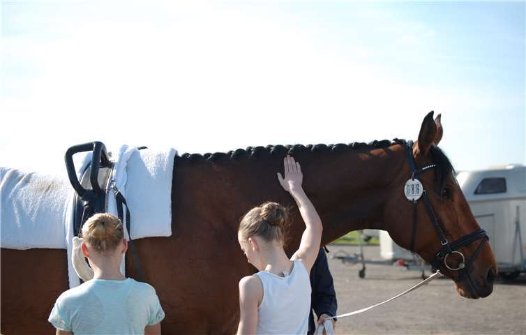 Zusammen mit dem Pferd Doranio erobern die Mädchen freitags den Reitplatz. Privat