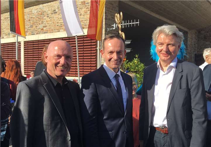 Zusammen mit dem Verkehrsminister Dr. Volker Wissing (Mitte) freuen sich Ulrich van Bebber (li.) und Hellmut Meinhof über die neue Umgehungsstraße. Privat