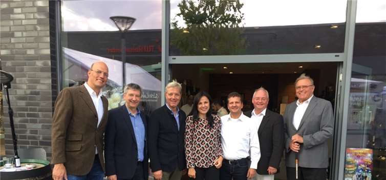 Zusammen mit dem Vorsitzenden des linksrheinischen Regionalverbandes der CDU-Mittelstandsvereinigung besuchte Norbert Röttgen das Einzelhandels- und Dienstleistungsquartier am Bernareggio-Platz. Privat