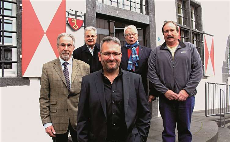 Zusammen mit den Beigeordneten präsentierte Hans Georg Faust die neue Doppelspitze des Linzer Bauhofs. DL