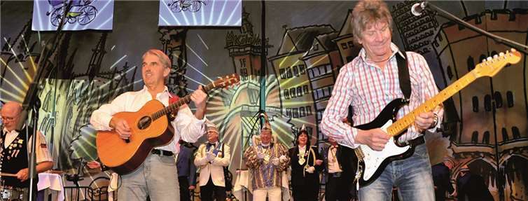 Zusammen mit den Bläck Fööss auf einer Bühne : Schinnebröder-Prinz Wolfgang III. bei der Prunksitzung der Kölschen Figaros im Kölner Tanzbrunnen.