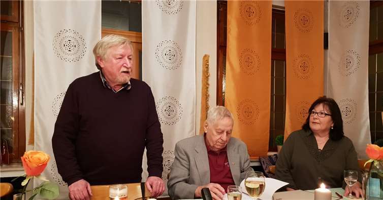 Zusammen mit den Co-Vorsitzenden der AG SPD 60plus Breisiger Land Gerd Kaiser (links) und Mona Henzgen freute er sich über den guten Besuch der Veranstaltun.privat