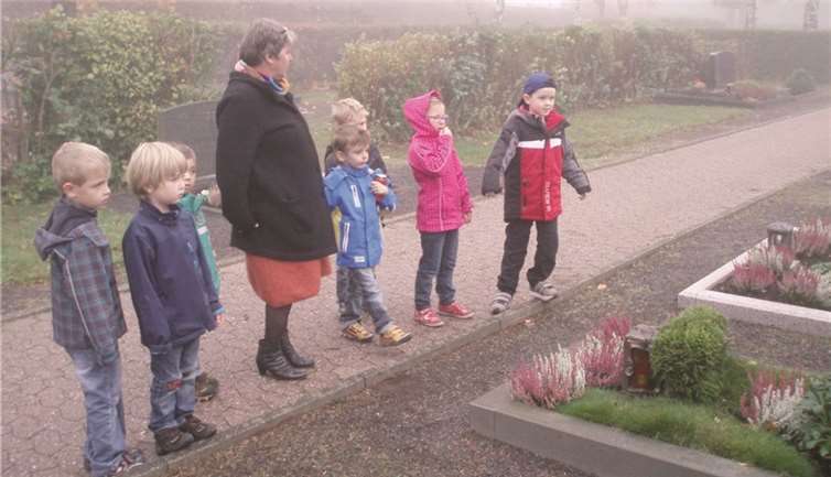 Zusammen mit den Erzieherinnen besuchten die Kinder des Kindergartens den Friedhof. Privat