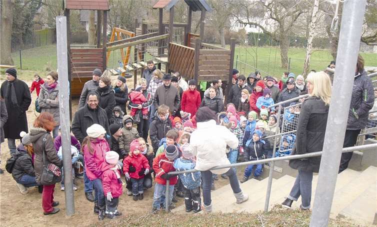 Zusammen mit den Erzieherinnen in einer „Überraschungswanderung“ auf der Suche nach dem Frühling.