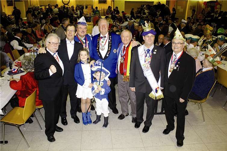 Zusammen mit den Männern der ersten Stunde, Norbert I. und Ex-Roi Dany sowie Wolli Klein und Yves Vallée, präsentierten die beiden Stadtchefs Roi Fernand. DL