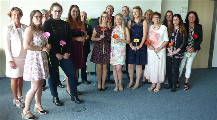 Zusammen mit den Mitgliedern des Prüfungsausschusses und Dozenten freuen sich die neuen OTAs Gina Röser, Lisa Wilhelmi, Milena Zimmermann, Anne Sion, Andrea Egorov, Melanie Mertgen, Sina Weis und Yasmine Pire über ihre bestandene Prüfung. privat