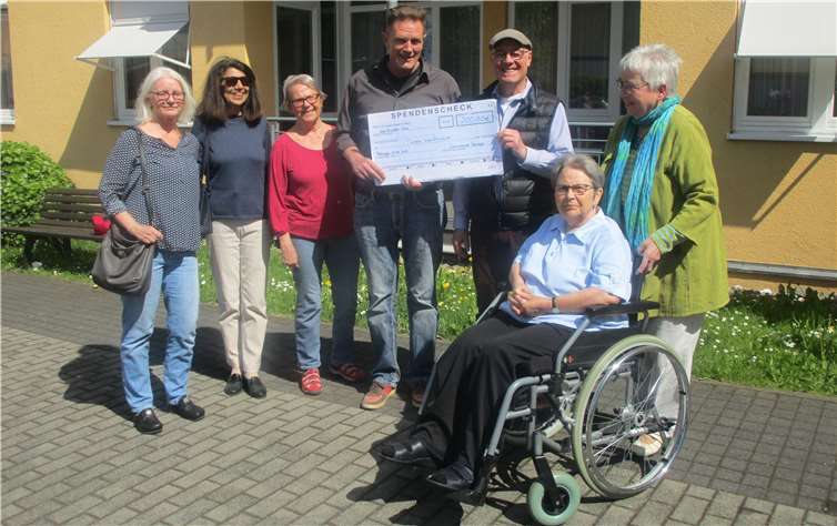 Zusammen mit den Mitgliedern des Seniorenbeirats überreichte der Vorsitzende Ulf Busch diese Spende an Claus-Peter Krah, den Vorsitzenden des Fördervereins.Foto: privat