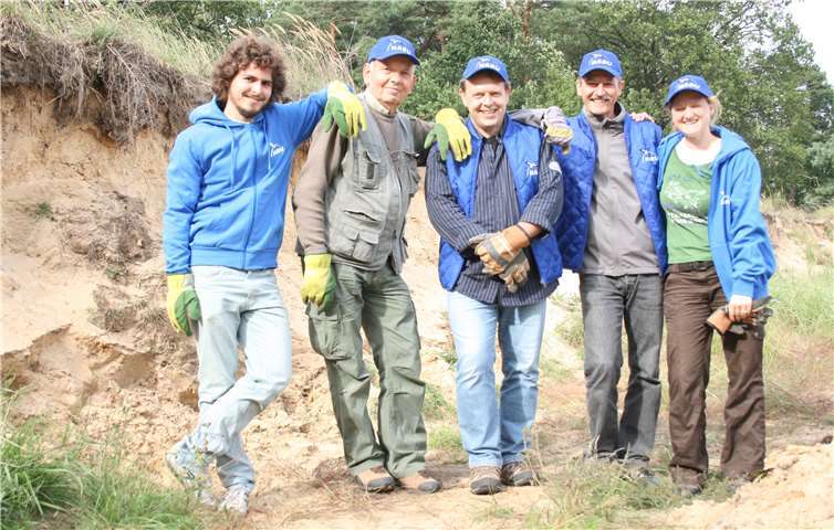 Zusammen mit den NABU-Mitgliedern werden Pflegearbeiten im Gelände durchgeführt.Copyright: NABU/ E. Neuling