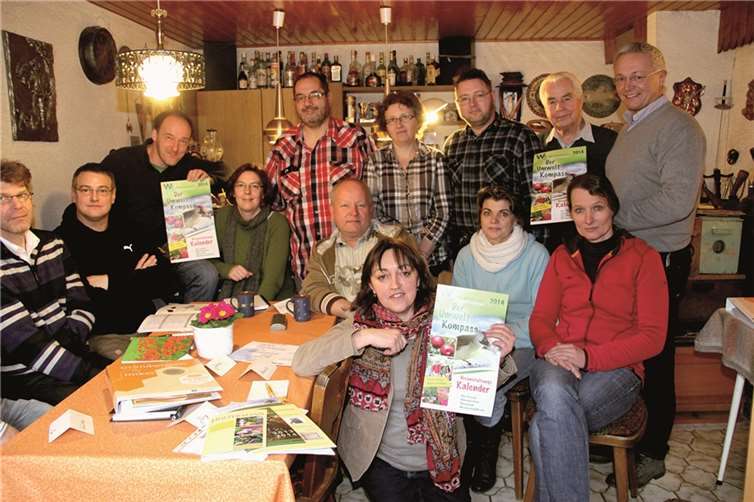 Zusammen mit den Teilnehmern des Imkerlehrgangs von Stefan Schneider, Vorstand des Kreisimkervereins, werben Achim Hallerbach, 1. Kreisbeigeordnete und Umweltdezernent des Kreises Neuwied und Priska Dreher vom Umweltreferat dafür, die heimische Natur mit dem Umweltkompass besser kennenzulernen und mit Freude die Region zu genießen. Privat