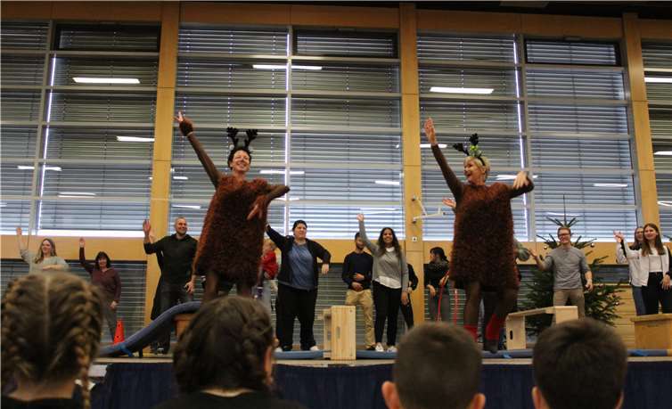 Zusammen mit den Trainern führten die Rentiere ein weihnachtliches Tänzchen auf, Besucher und Kinder durften gerne mitmachen. Fotos: TV Weißenthurm