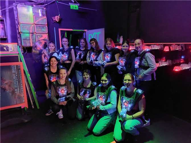 Zusammen mit den beiden Trainerinnen und der 1. Vorsitzenden ging es in die Bonner „Lasertag Arena“. Foto: privat