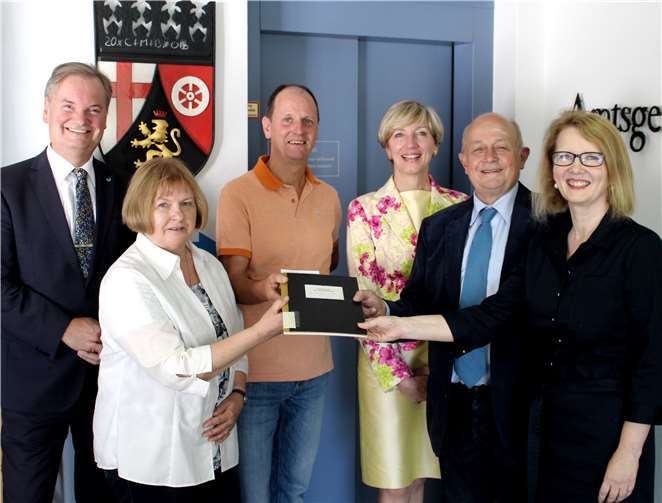 Zusammen mit der Amtsgerichtsdirektorin und VG-Chef Karsten Fehr zeigten sich die neuen Schiedsleute, Siegfried Lakeberg und Stefanie Schmidt-Eggert, neben ihren Vorgängern. DL