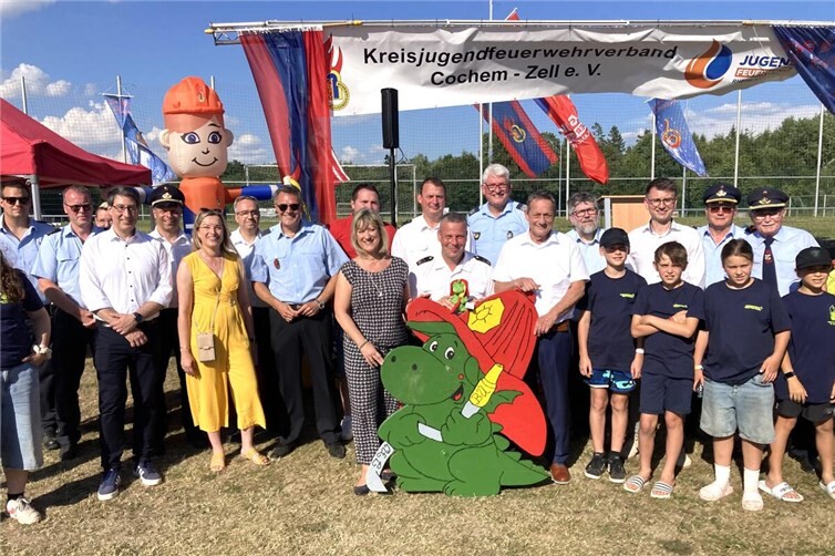 Zusammen mit der Feuerwehrjugend feierten die zahlreichen Ehrengäste ein informatives und kurzweiliges Festprogramm.