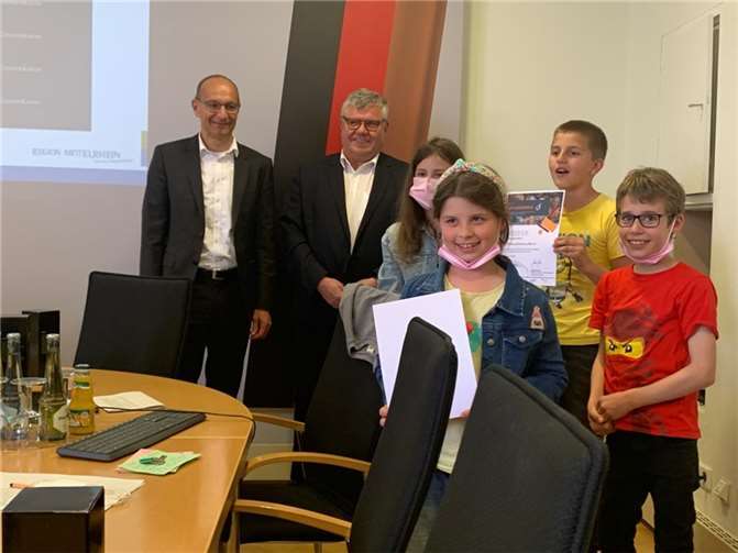 Zusammen mit der Forscherklasse 5a der IGS in Neuwied freuen sich die Schüler der Klasse 2a der Karl d`Ester Grundschule Vallendar über den 1. Preis.  Foto: Grundschule Vallendar