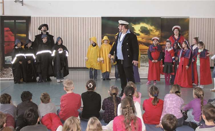 Zusammen mit der Kinderoper Papageno aus Wien begeisterten sie ihre Mitschüler. Privat