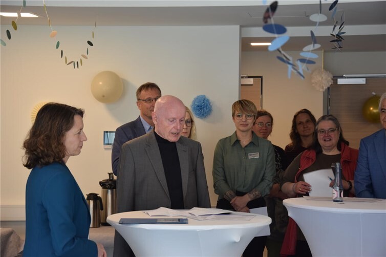 Zusammen mit der Landrätin Cornelia Weigand (links) eröffnete der Vorsitzende der Lebenshilfe Ulrich van Bebber den neuen Bereich der Kinder- und Jugendhilfe, der von Julia Knauf (3. von links) geleitet wird.