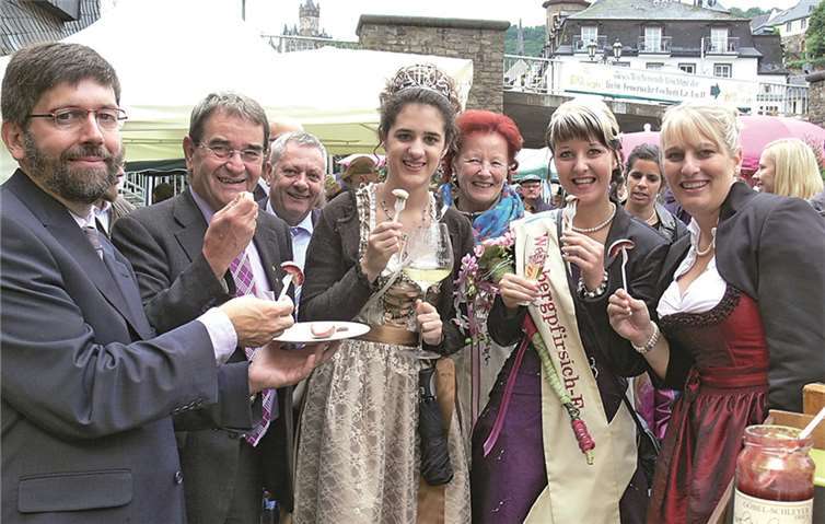 Zusammen mit der Prominenten-Riege gingen die Cochemer Regentinnen auf einen ausgedehnten Marktbummel.