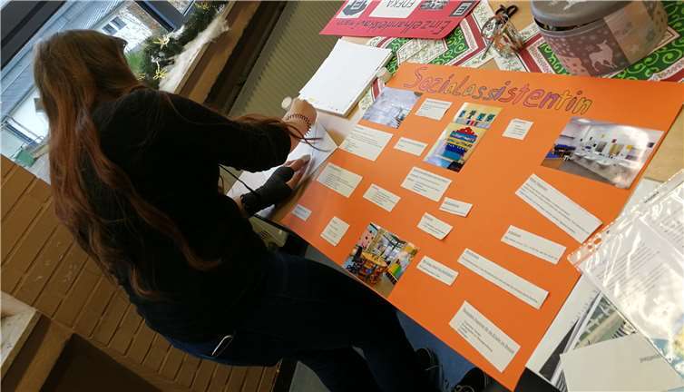 Zusammen mit der Schulsozialarbeiterin Heike Schlechtendahl-Fröhlich zeigte die Klasse 5b Auszüge aus der Unterrichtseinheit Sozialkompetenztraining.privat