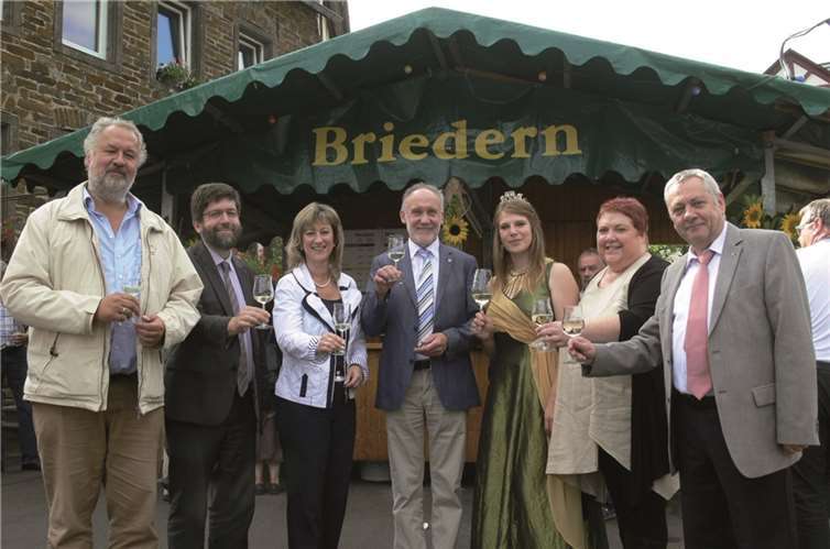 Zusammen mit der anwesenden Prominenz ließen sich die Festgäste den Briederner Wein in seiner ganzen Vielfalt schmecken. TE