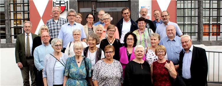Zusammen mit drei ihrer Lehrerinnen wurden die „68-er“ im Rathaus empfangen. DL