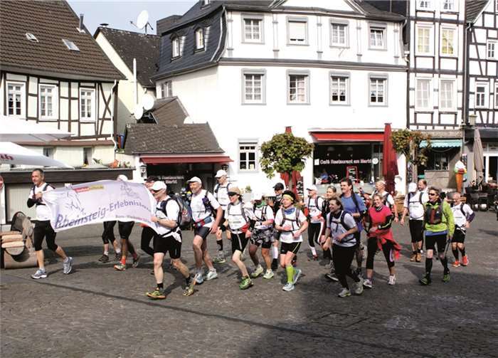 Zusammen mit etlichen Etappenläufern kamen die 27 Rheinsteigläufer auf dem Linzer Marktplatz an. DL