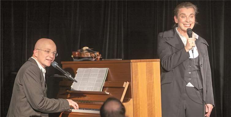 Zusammen mit ihrem musikalischen Begleiter Ben Süverküp begeisterte die Kabarettistin Tina Teubner auch als Sängerin ihr Publikum im Krea-Forum Morenhoven.-JOST-