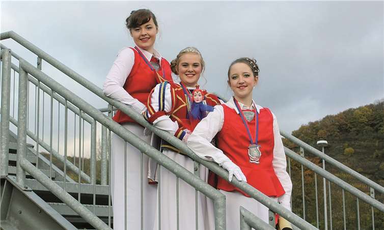 Zusammen mit ihren Ehrendamen Berenike und Marina regiert Lena I. die Unkeler Narrenschar.DL