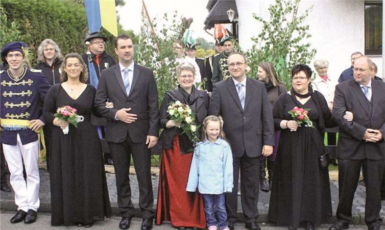 Zusammen mit ihren Ehrenpaaren nahm das Kalenborner Königspaar, Christoph und Sandra Prangenberg, die Ovationen der Mitbürger entgegenDL