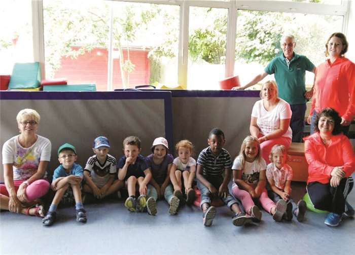 Zusammen mit ihren Erzieherinnen freuten sich die Kinder über die neuen Turnmatten. privat