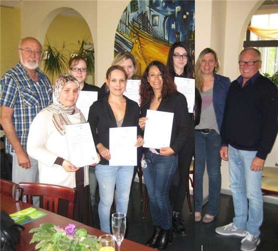 Zusammen mit ihren Lehrkräften freuten sich die erfolgreichen Teilnehmer des Berufsreifekurses. privat