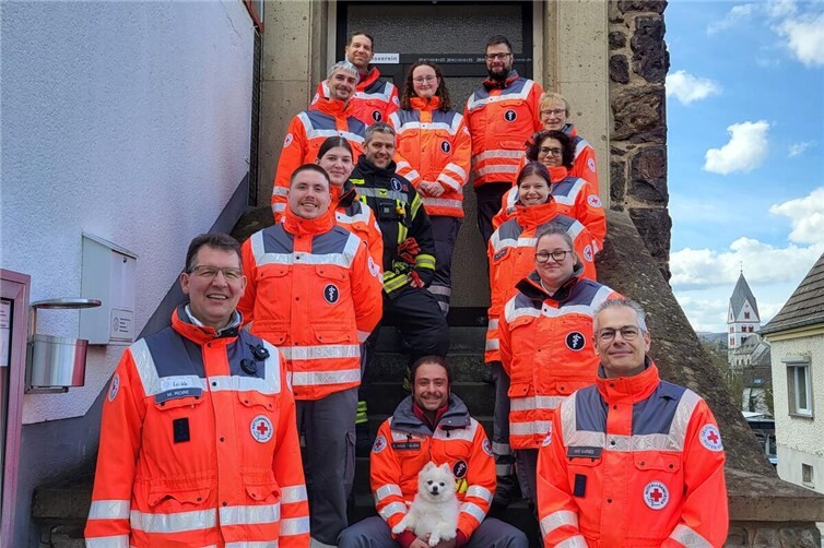 Zusammen mit seinem Team bildete Lehrgangsleiter Mike Kairies (unten, re.) zehn neue Einsatzkräfte für den Sanitätsdienst aus und freute sich, dass alle die Prüfung erfolgreich absolvierten.