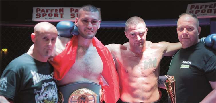 Zusammen mit seinem Team freut sich Mohamed Abdallah über den Titel.privat