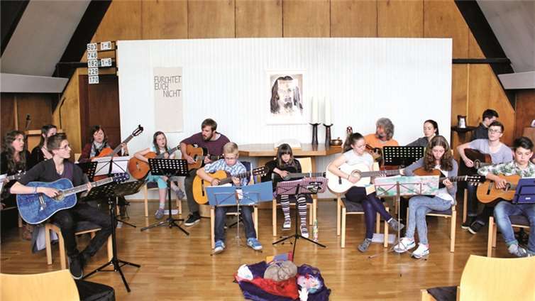 Zusammen mit seinen Musikern und Sängern bescherte Norbert Siebert den Vettelschoßern wieder ein Konzert. 