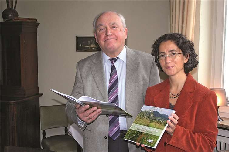 Zusammen mit seiner Tochter, Claudia Joswig, stellte Erwin Bidder seine Streifzüge durch das sagenhafte Siebengebirge vor.  DL