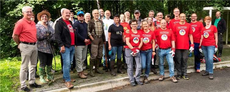 Zusammen mit vielen weiteren ehrenamtlichen Helfern wurde in Puderbach das Indische Springkraut bekämpft.