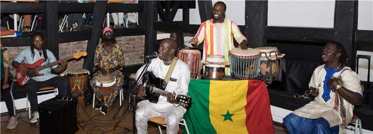 Zusammen mit weiteren Musikern brachte Pape Samory Seck mitreißende Rhythmen in den Köllenhof. Fotos: CEW