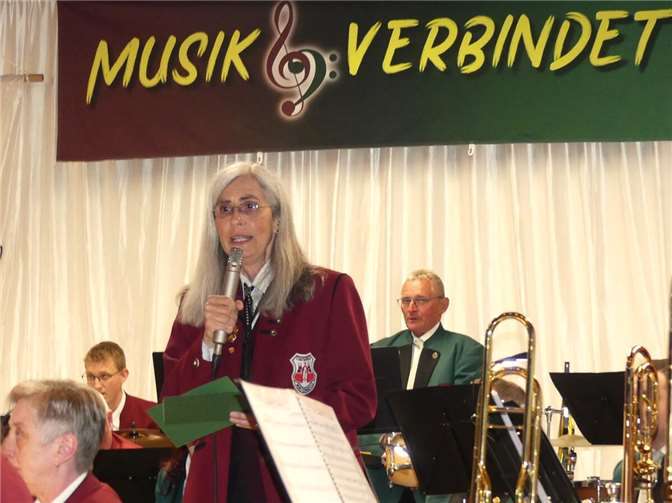Zusammen musiziert und zusammen moderiert. Petra Weig von der Stadtkapelle wechselte sich als Konzertmoderatorin mit dem Kollegen Lothar Rink ab.