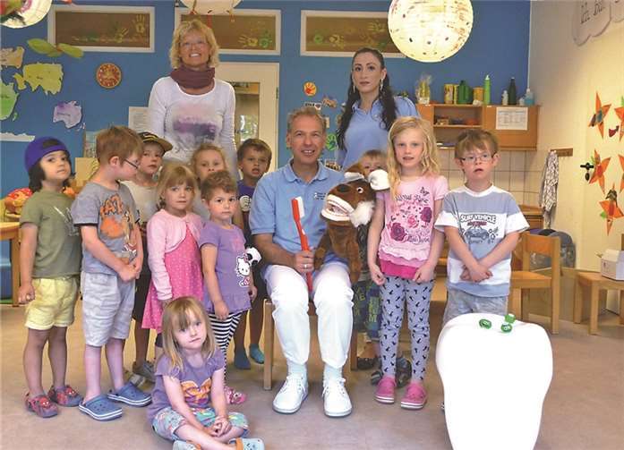 Zusammen wurde besprochen, welche Lebensmittel zahnfreundlich und zahnschädlich sind.