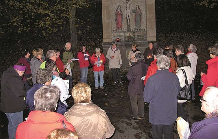 Zusammenkunft an der Kreuzigungsgruppe. privat