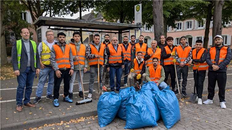 Zusammenkunft für das Einheitsbuddeln.  Fotos: Volker Schölzel