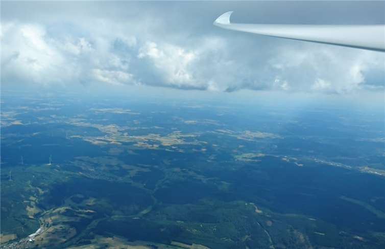 Zusammenstoßen zweier Luftmassen (Konvergenz) mit deutlicher Anhebung der Basishöhe.