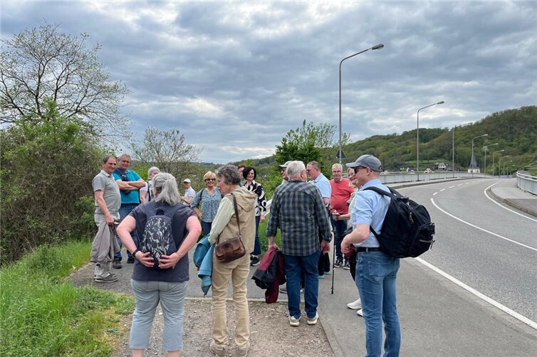 Zusammentreffen der Wandergruppe an der Löfer-Brücke.