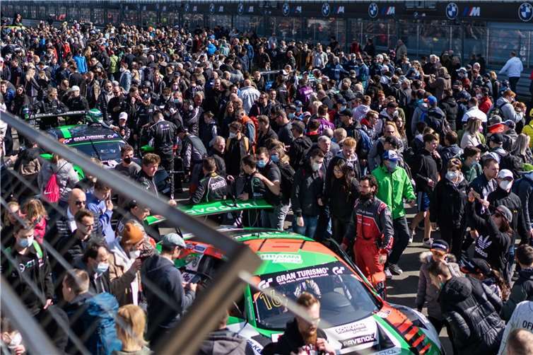 Zuschauer erleben bei der NLS Motorsport zum Anfassen.  Foto: Gruppe C Photography