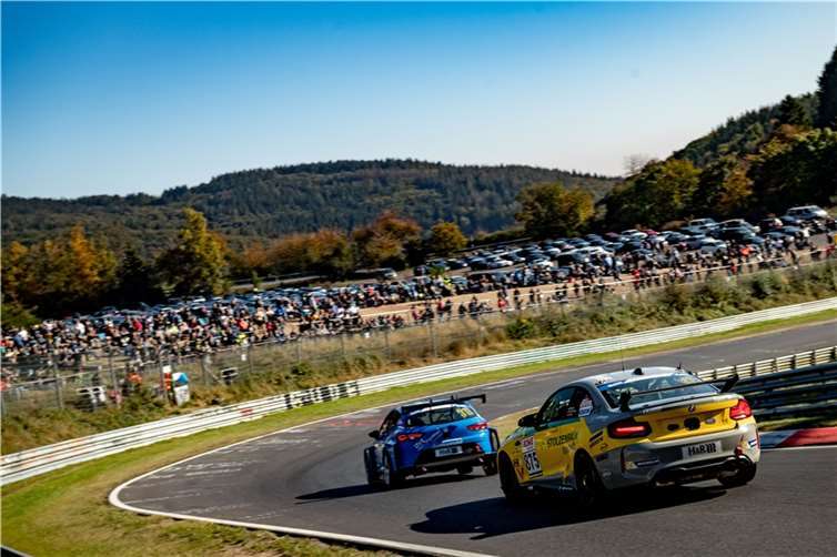 Zuschauer sind unter 2G-Regeln an der Nordschleife und im Fahrerlager zugelassen.  Foto: Gruppe C Photography/VLN