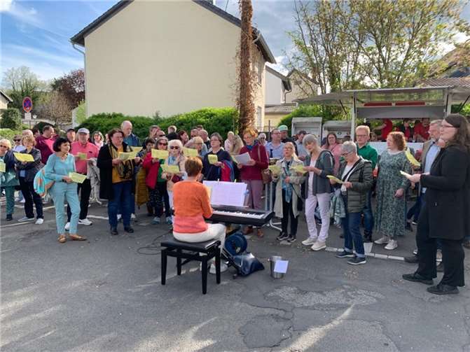 Zuschauer– und Zuhörer*innen waren eingeladen mitzusingen. Foto: privat