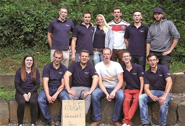 Zuversicht: Sicher beim Casting eine Königin zu finden, feierten die Junggesellen fröhlich ihre neue Majestät, Frank Scheika (vorne, 3. v. l.). DL