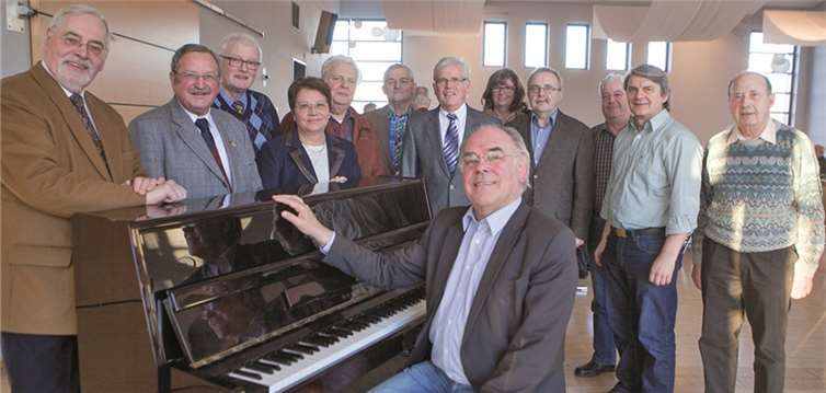 Zuversichtlich geht der neue Vorstand des Kreis-Chorverbandes Ahrweiler in das neue Jahr. Kreis-Chorleiter Winfried Schäfer (sitzend) und der neue Vorsitzende Günter Nerger (dahinter stehend mit blauer Krawatte) freuen sich schon auf das Kreis-Chorkonzert am 26. April im Konzertsaal des Kurparks Bad Neuenahr. JOST