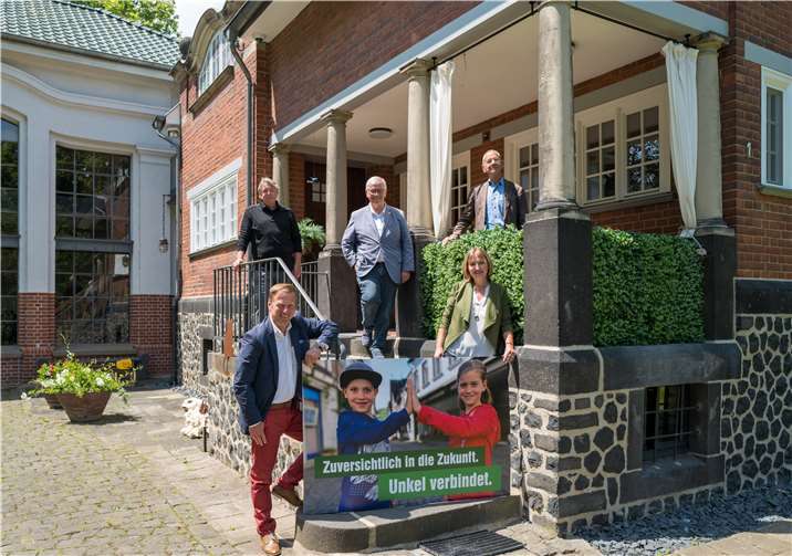 Zuversichtlich in die Zukunft: Unkel verbindet – was die beiden jungen Geschwister symbolisch aufzeigen, ist auch die Botschaft für die touristische Weichenstellung in der Kulturstadt Unkel. Hand in Hand streben Stadt Unkel mit Stadtbürgermeister Gerhard Hausen und Mitarbeiter Thomas Herschbach (Kommunikation und Spezialaufgaben) unter anderem mit bewährten Partnern wie der Tourismus Siebengebirge, dem Verein Touristik & Gewerbe mit der 1. Vorsitzenden Ulrike Richarz, dem Geschichtsverein Unkel mit dem langjährigen Vorsitzenden Prof. Piet Bovy (hinten rechts), der Kulturinitiative Kunsttage Unkeler Höfe mit Jochen (hinten links) und Ellen Seidel und der Entwicklungsagentur Unkel die Weiterentwicklung von Unkel als Kulturstadt an.Foto: Frank Homann.