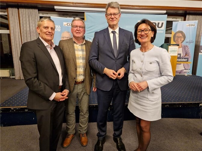 Zuversichtlich ins neue Jahr: Norbert Heidgen, CDU; Oskar Degen, Vorsitzender CDU Ortsverband; MdL Petra Schneider; Bundesverkehrsminister Patrick Schnieder (v.l.n.r.).  Foto: privat